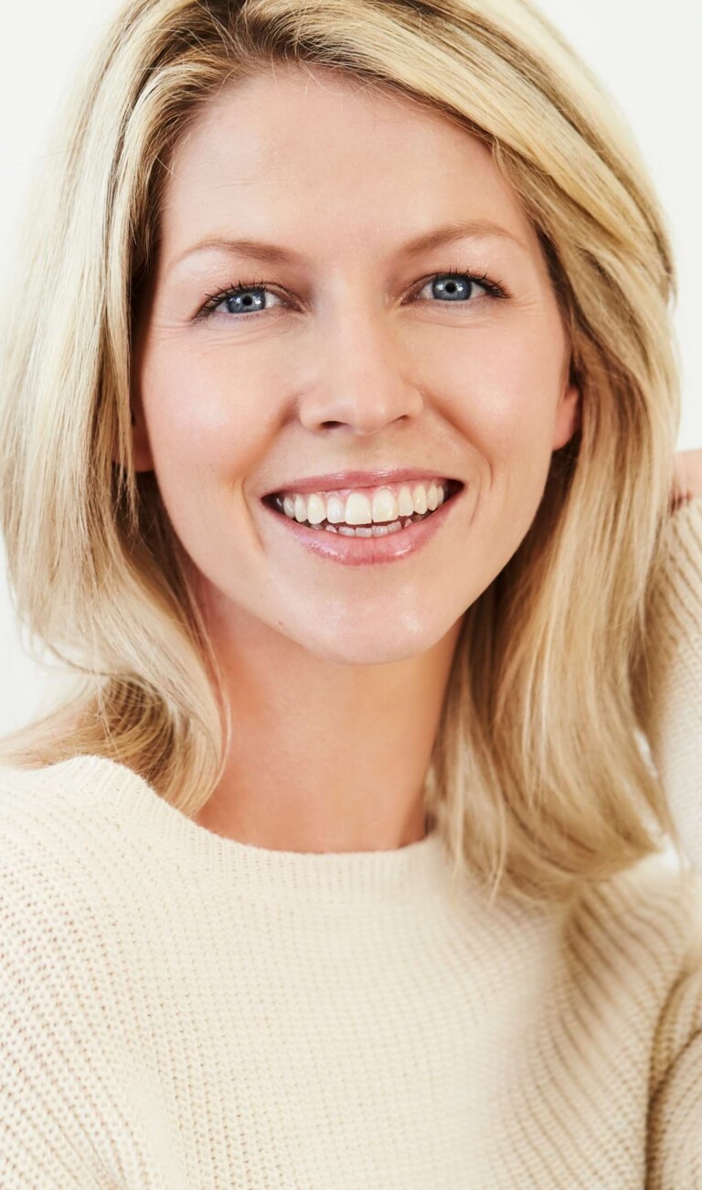 Blonde lachende Frau